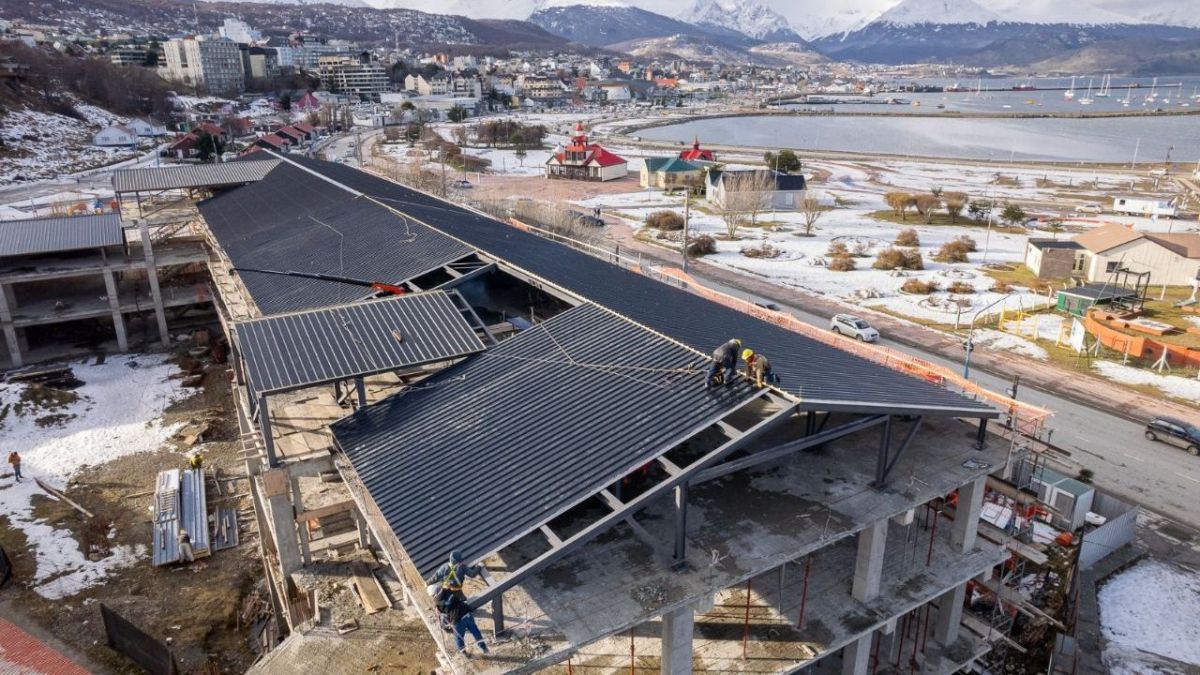 Concluyó la colocación del techo en la obra de ampliación del Hospital Regional Ushuaia