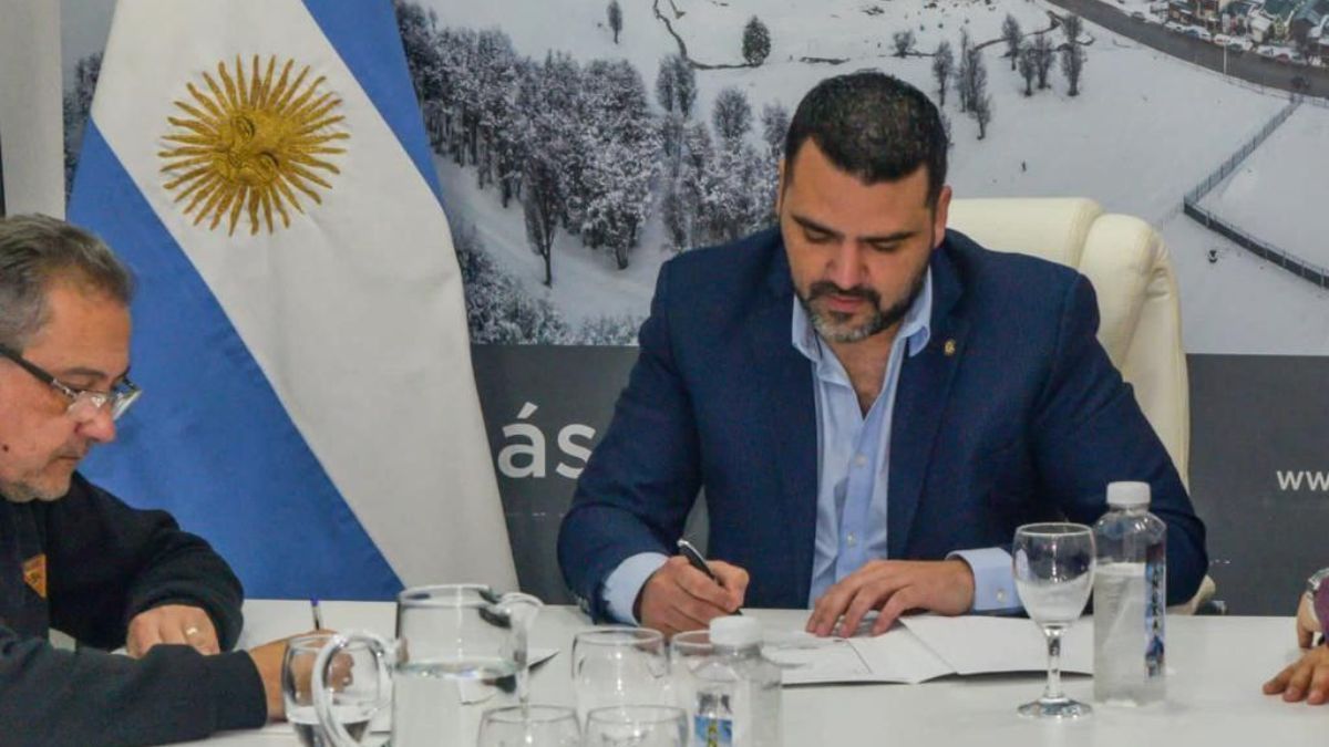 El intendente Vuoto firmó un acta con la Asociación del Personal de los Ferrocarriles Argentinos