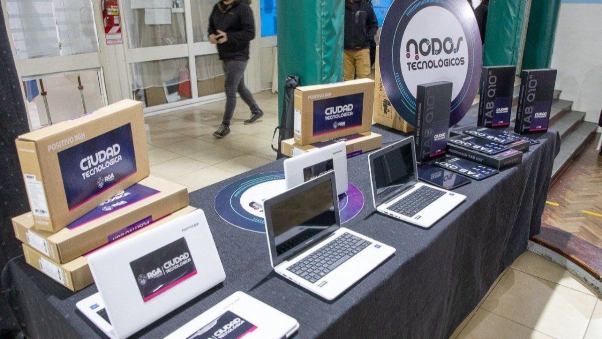 La Municipalidad de Río Grande realizó una nueva entrega de netbooks y tablets