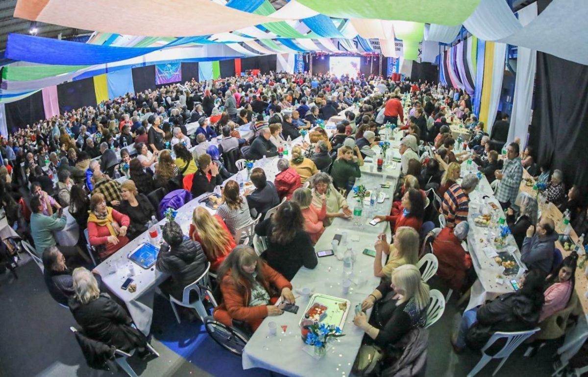 La Municipalidad organizó un festejo para agasajar a las jubiladas y jubilados de la ciudad 