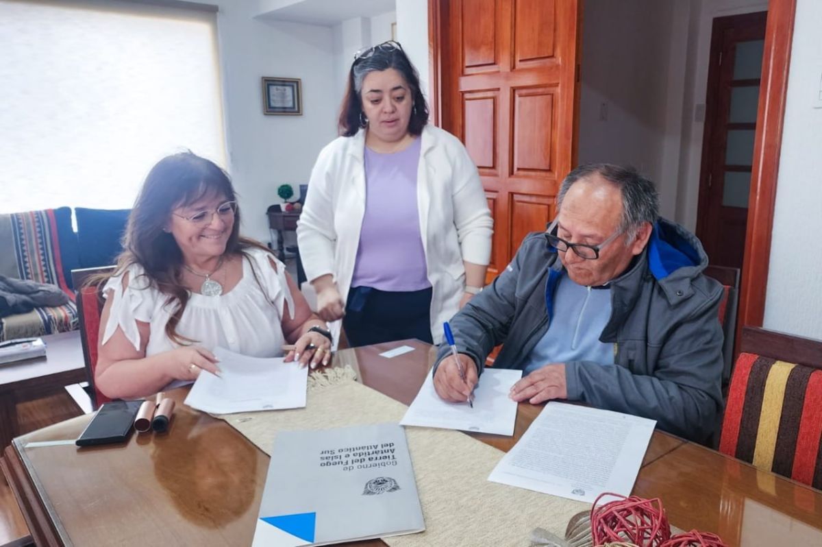 Rubricaron contrato para las redes de agua y cloacas de chacra VIII en Río Grande 