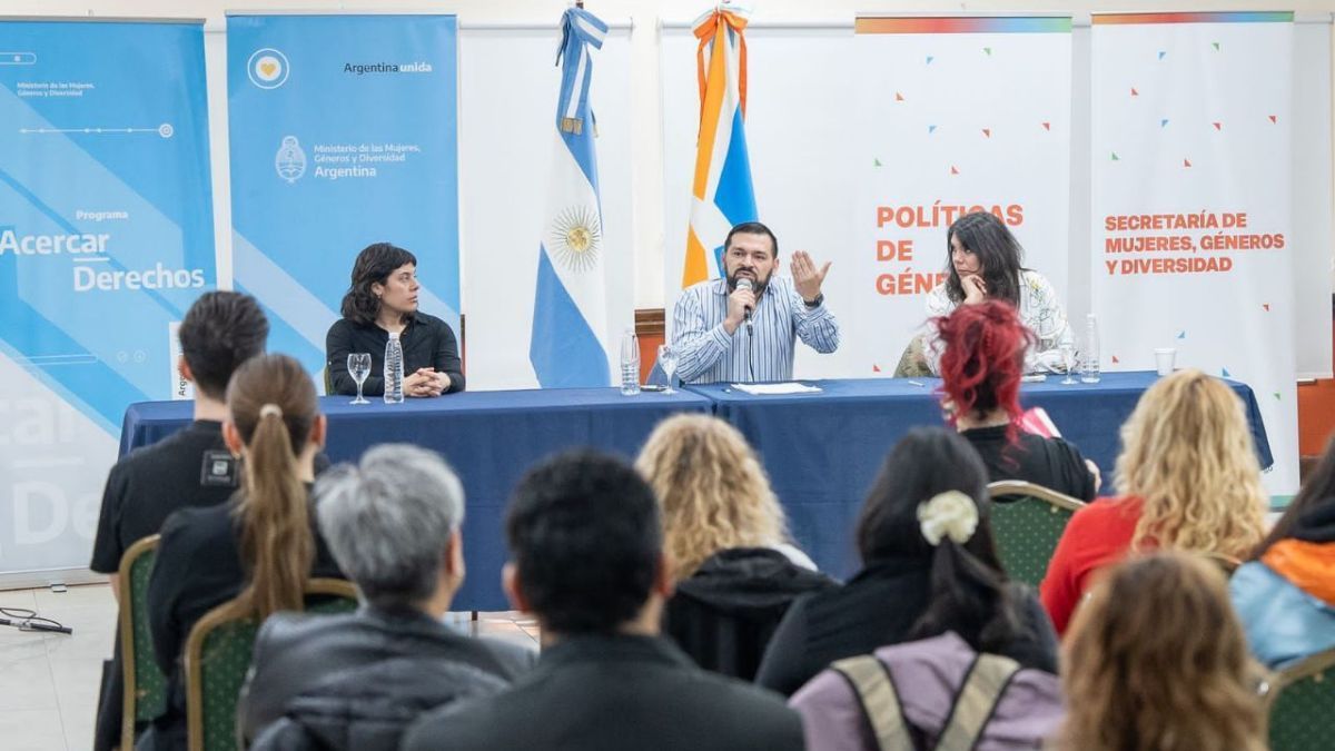 Gobierno y Nación entregaron tablets a promotoras territoriales del registro "Tejiendo Matria"
