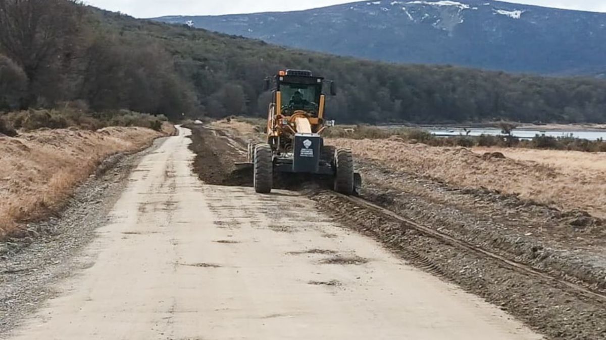 Trabajan en el mantenimiento del cruce de la ruta 30 que conduce a Puerto Almanza