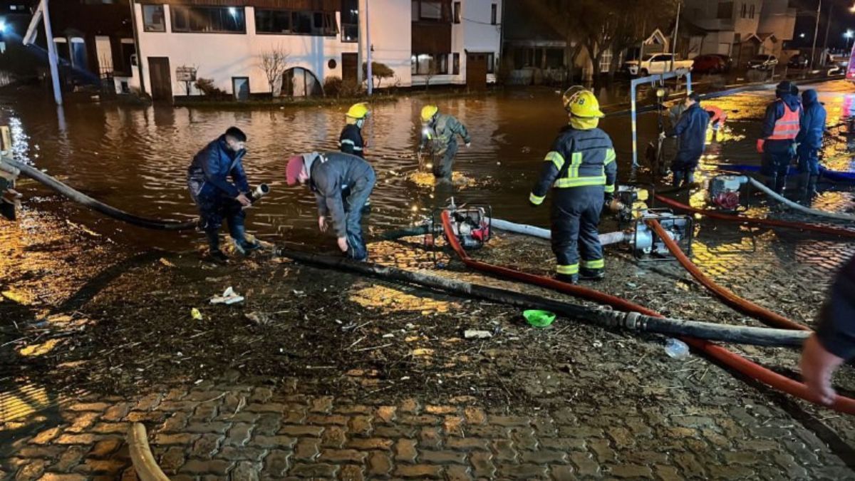 Por mareas extraordinarias, realizaron un operativo en la zona costera de Río Grande