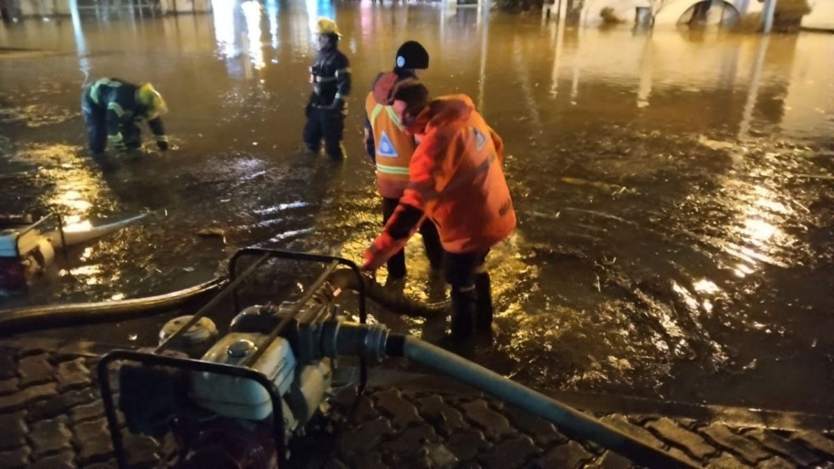 “Trajo algas, arena y piedras, tapó los sumideros y produjo más de 1 metro de agua”