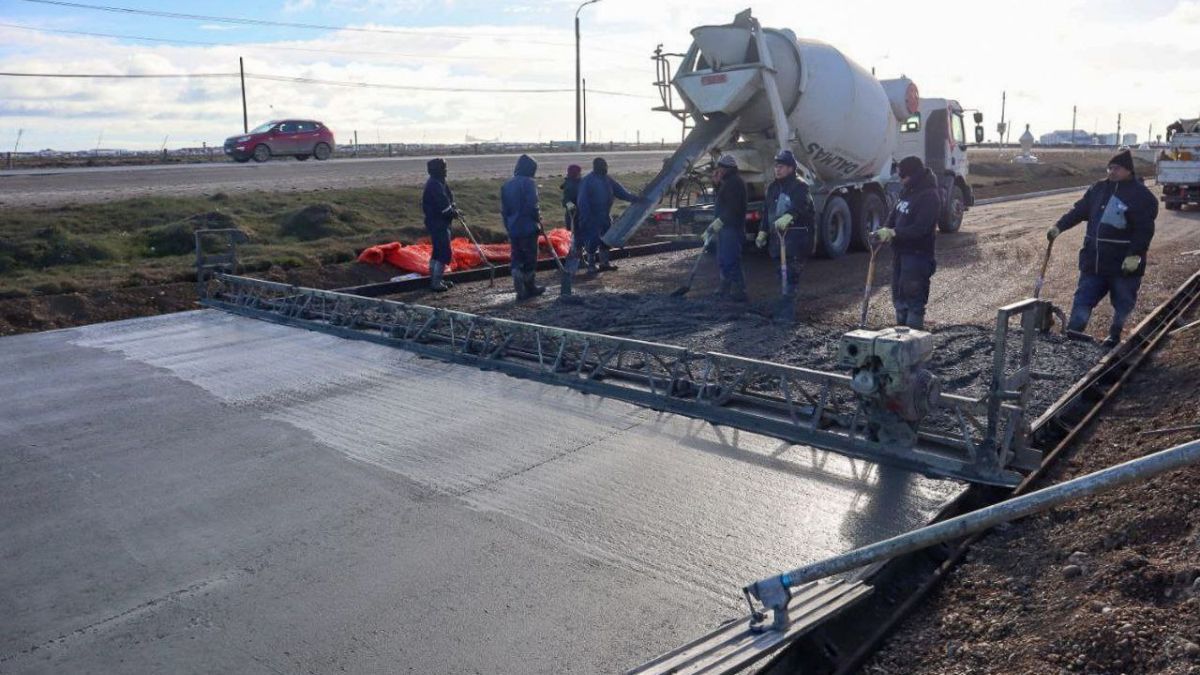 Luego de la veda invernal, el Municipio retomó los trabajos de pavimentación y bacheo en distintos barrios