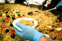 “El año pasado hicimos 12 mil, este año haremos 15 mil porciones de paella”