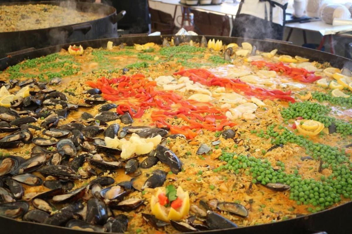 Miles de vecinos y vecinas disfrutaron la paella popular por el cumpleaños de la ciudad 