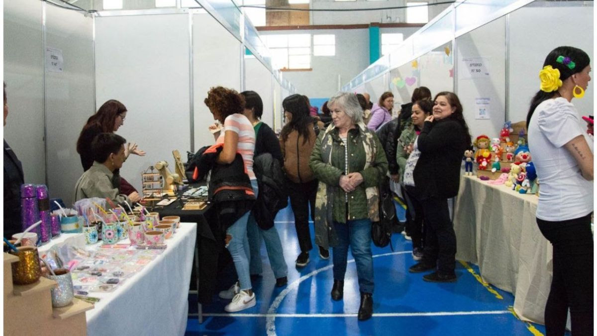 Gran convocatoria de vecinos y vecinas en la expo “Día de las Maternidades”