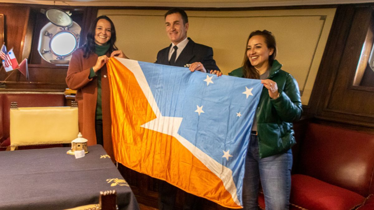 La Fragata Libertad llegó al primer puerto argentino antes de finalizar su viaje 51°