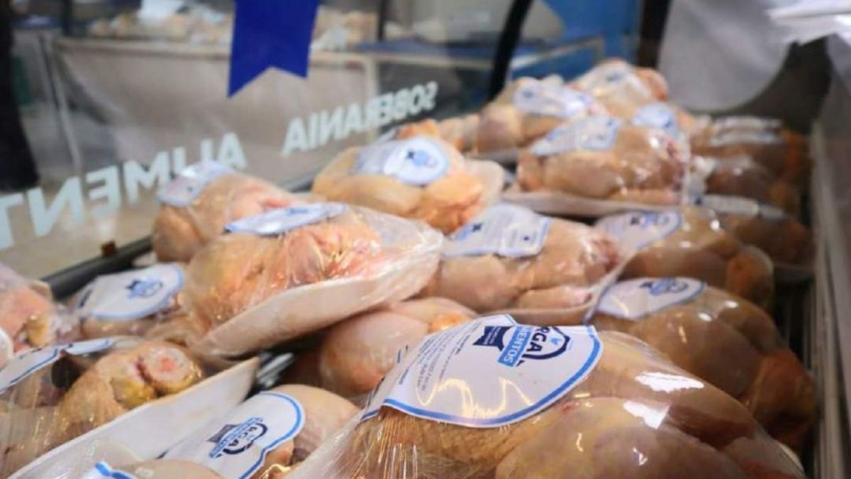 En el punto de venta de "RGA Alimentos", se podrán adquirir pollos frescos y de producción local