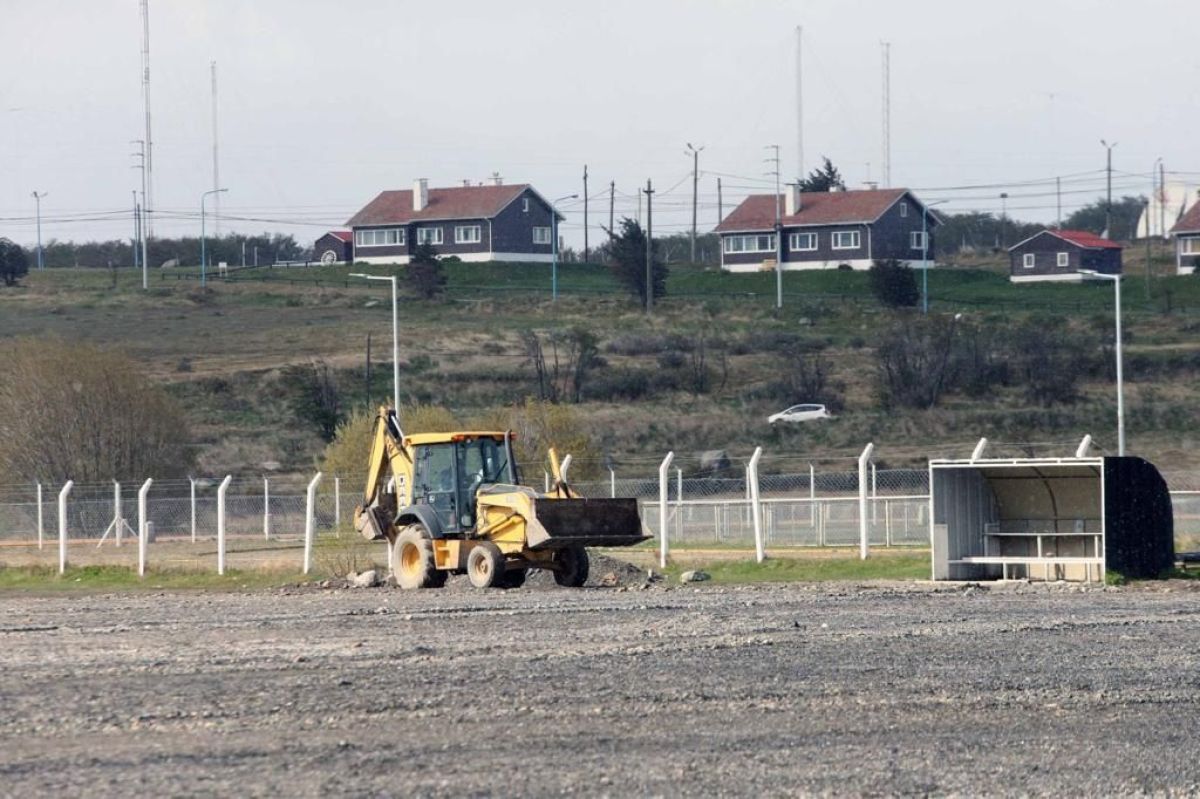 Continúan los trabajos en la cancha municipal de fútbol 11