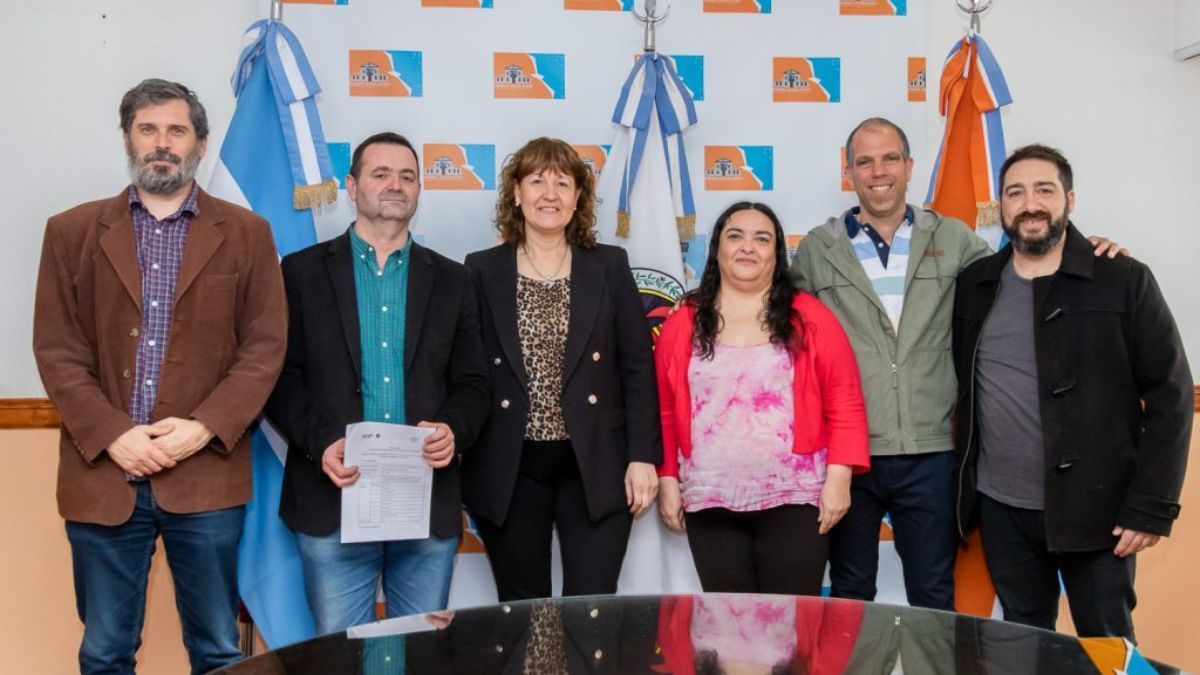  “Alentamos a las y los estudiantes de Ciencias Políticas de la UNTDF a que conozcan la actividad parlamentaria"