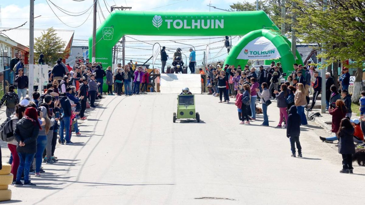 Se realizó la primera edición de la "Carrera de Autos Locos"
