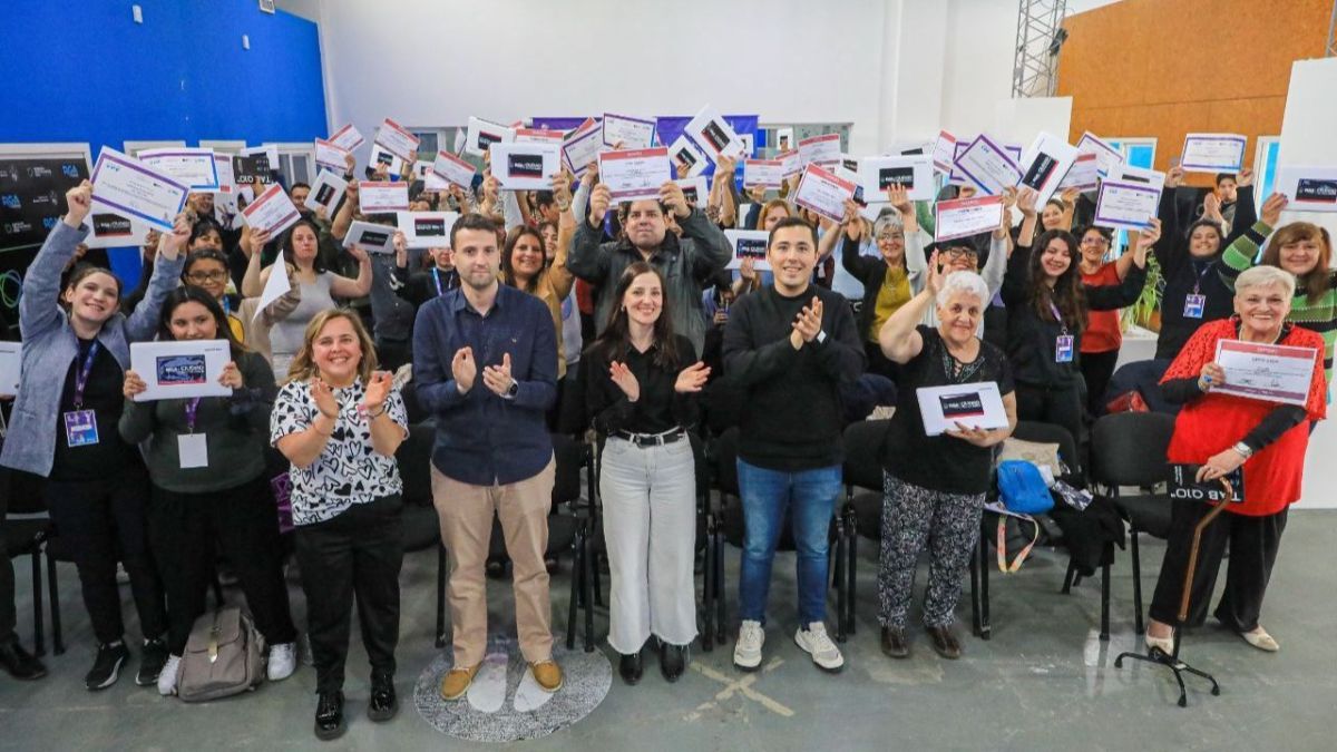 Más de 600 egresados recibieron su certificado y equipamiento