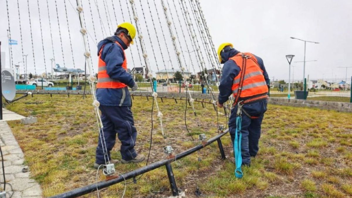 La ciudad se prepara para el encendido del arbolito