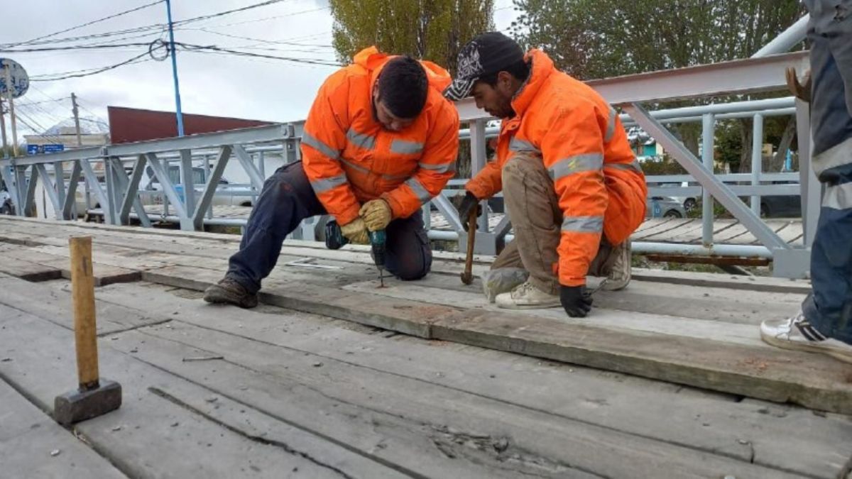 Personal municipal reparó el puente sobre el Arroyo Buena Esperanza de la calle Marcos Zar