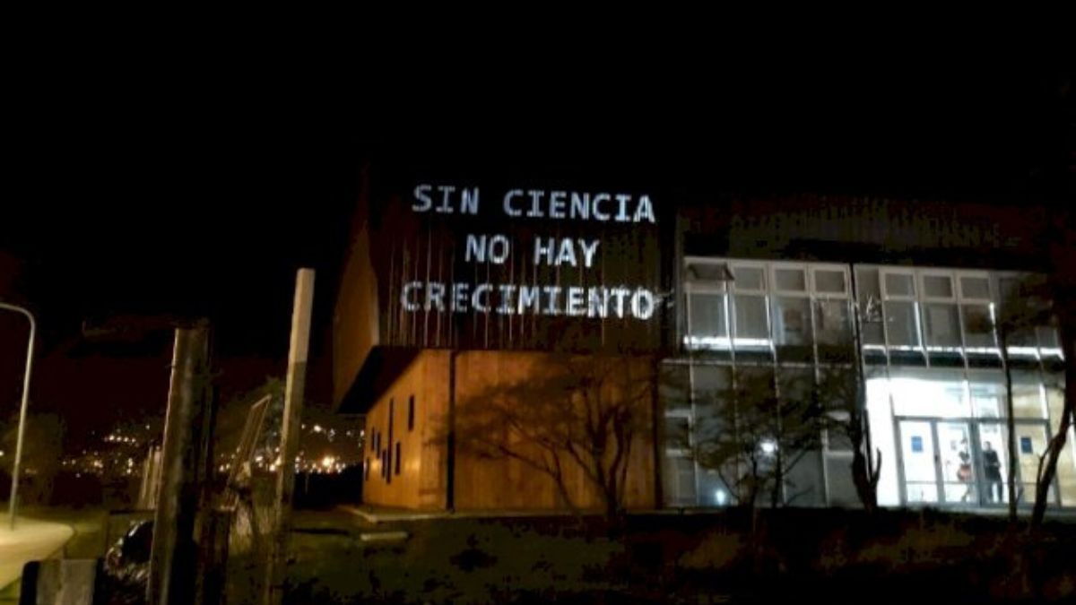 La UNTDF llevó a cabo un abrazo simbólico en defensa de la educación pública y gratuita 