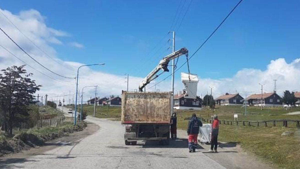 La Secretaría de Medio Ambiente junto al personal de Agrotécnica Fueguina realizaron operativos de limpieza