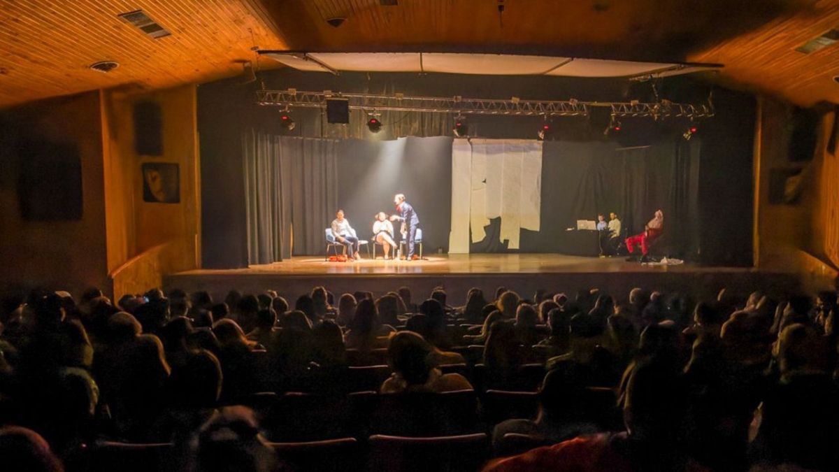 Vecinos y vecinas disfrutaron del teatro en la ciudad