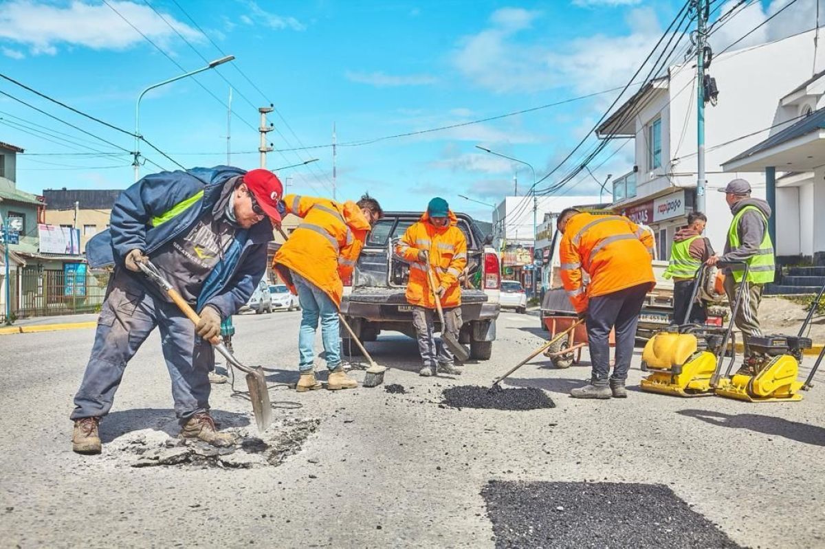 La Municipalidad de Ushuaia realizó trabajos de bacheo en la calle Magallanes