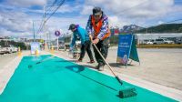 La Municipalidad realiza trabajos de pintura horizontal en la bicisenda “Pensar Malvinas”