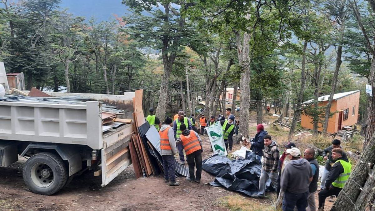 La Municipalidad de Ushuaia desarmó más de 10 construcciones irregulares en el barrio Dos Banderas