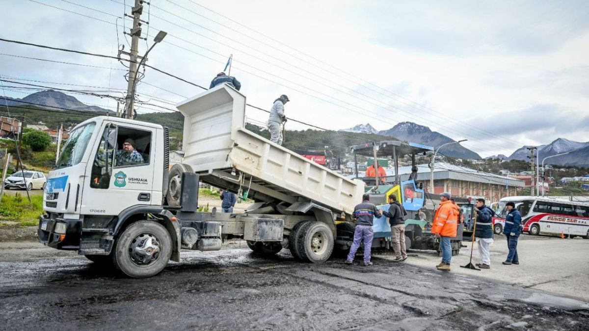 Importante trabajo de repavimentación de un tramo de Perito Moreno y Gendarme Argentino