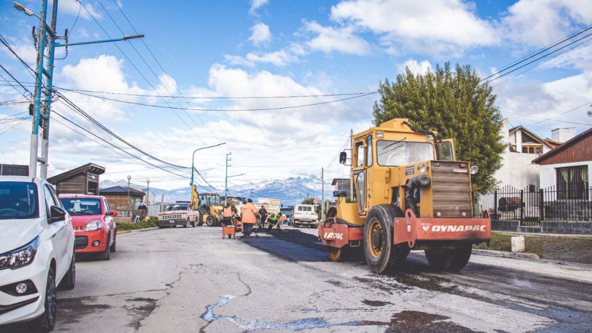  La Municipalidad de Ushuaia continúa con los trabajos de repavimentación en distintos puntos de la ciudad