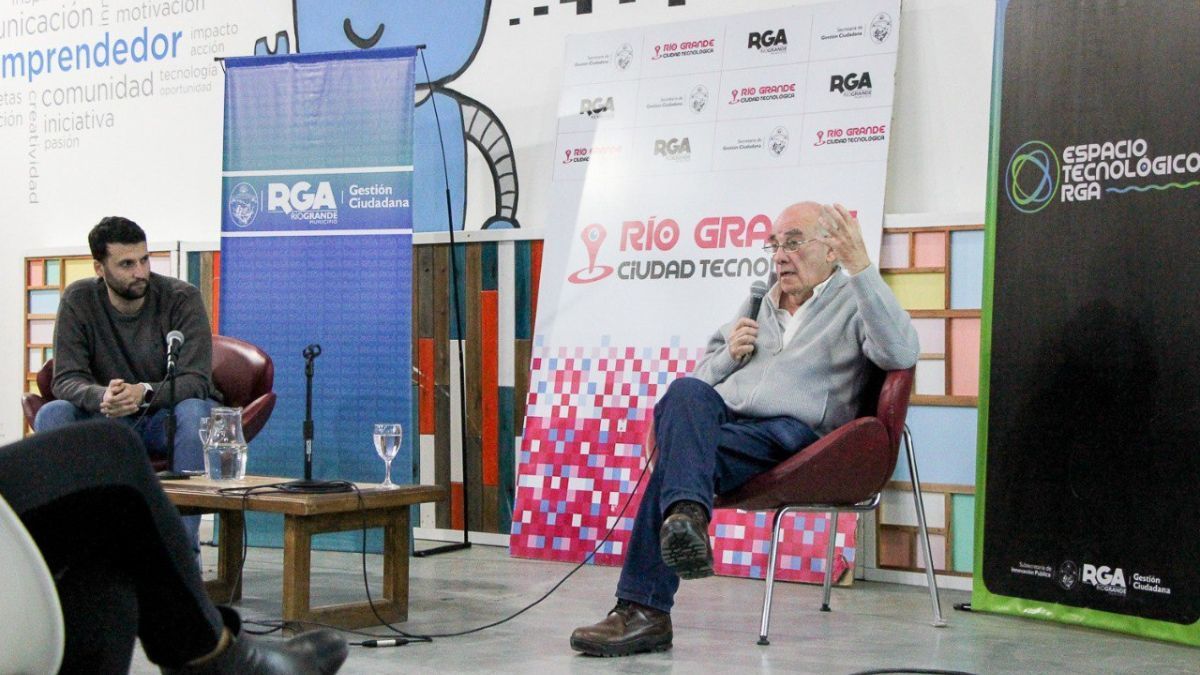 Gabriel Baum disertó sobre soberanía tecnológica en Río Grande
