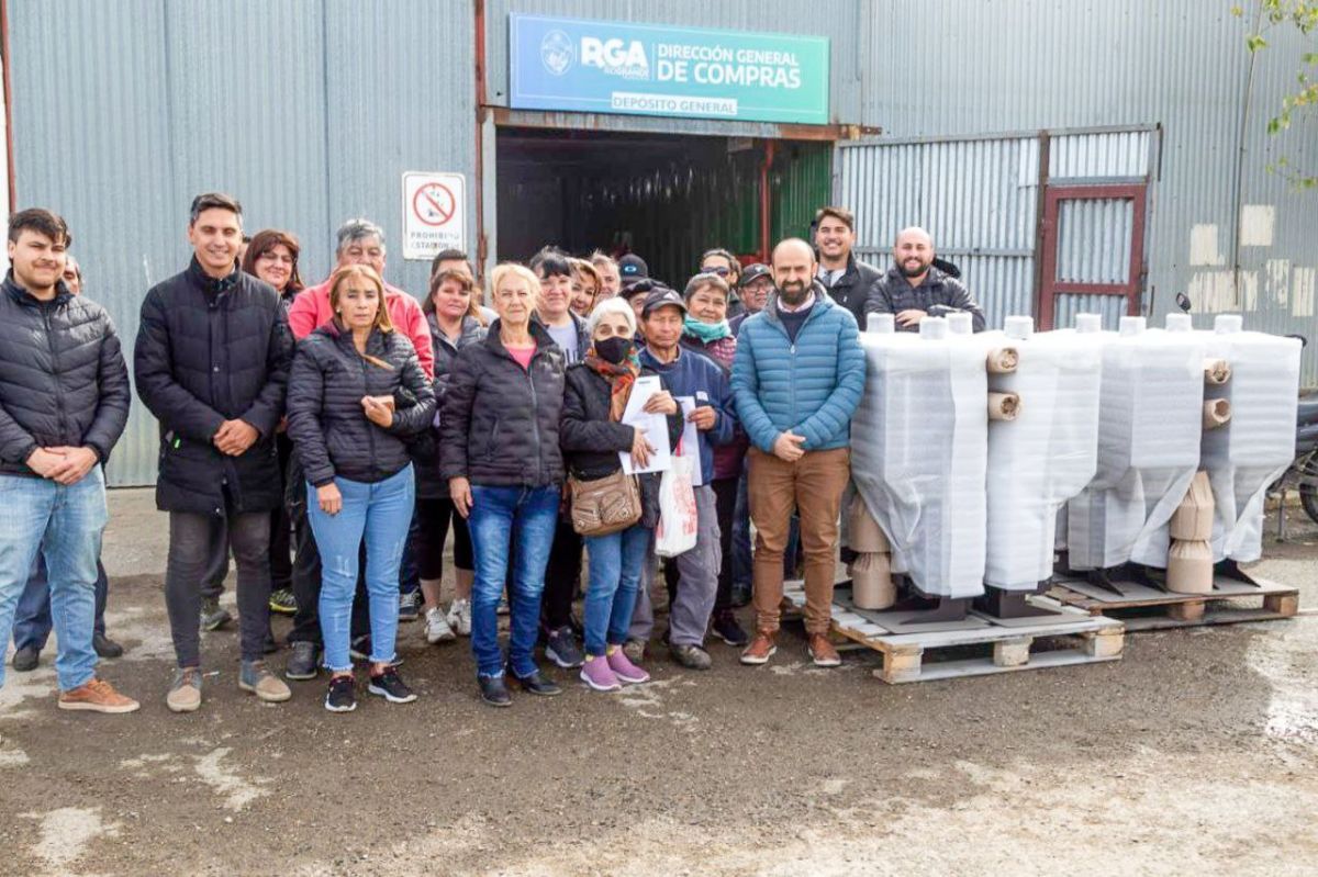 La Municipalidad de Río Grande entregó más de cien estufas a biomasa a productores locales