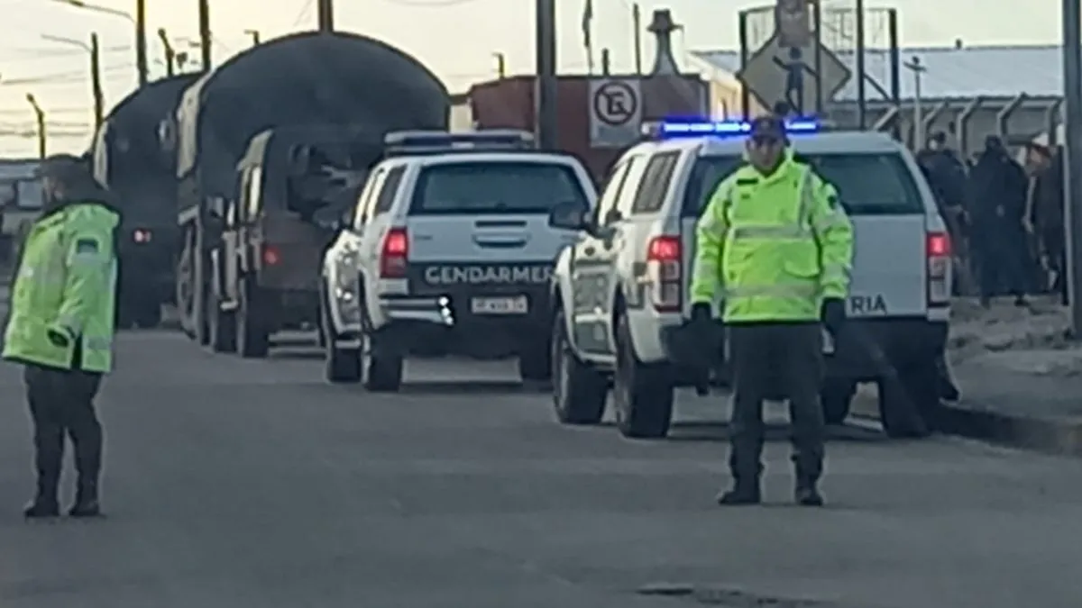 Llegaron a Tierra del Fuego los 8.000 kilos de leche en polvo y los trasladan en un operativo con armas largas Llegaron a Tierra del Fuego los 8.000 kilos de leche en polvo y los trasladan en un operativo con armas largas