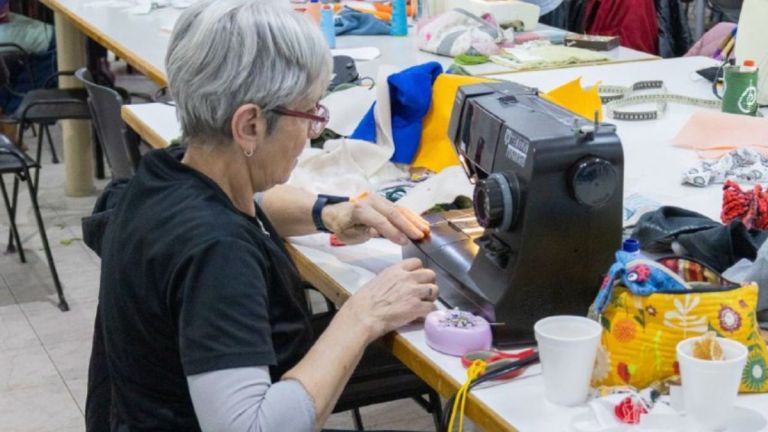 Mes de las infancias: El Municipio confecciona muñecos para regalar ...