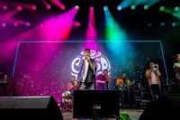 Cientos de vecinos y vecinas disfrutaron de la “Noche Tropical”