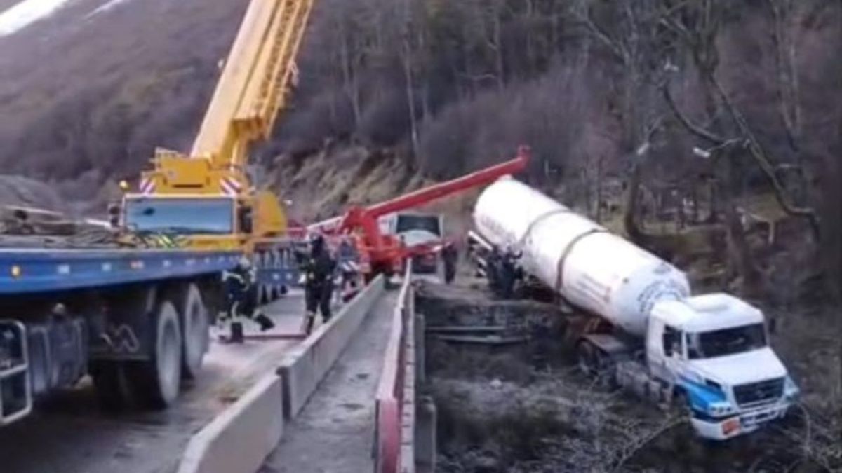 Culminaron los trabajos de remoción de un camión siniestrado en el Km 3046 de la Ruta 3