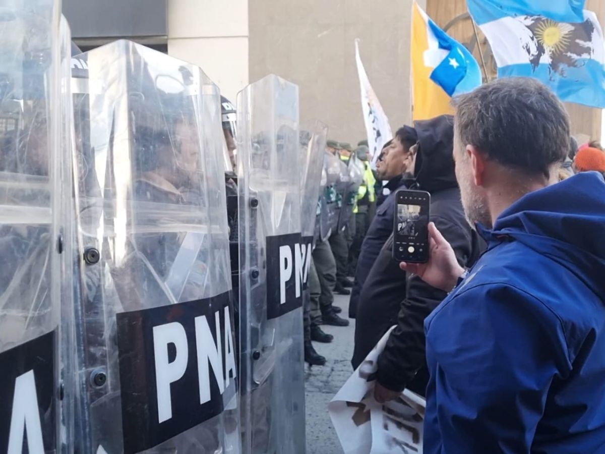 Fuertes protestas durante la visita fallida del presidente Milei a Ushuaia