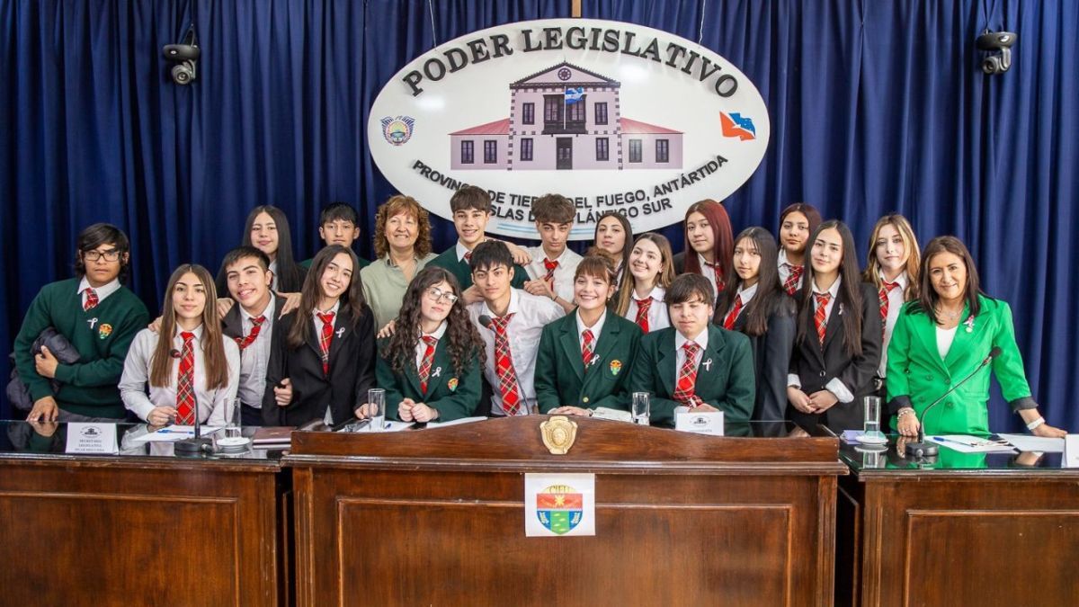 Alumnos del CIEU simularon una sesión especial en el Parlamento