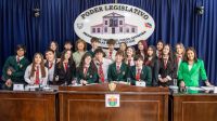Alumnos del CIEU simularon una sesión especial en el Parlamento