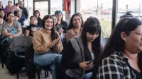 Más de 50 mujeres recibieron sus certificados de finalización del programa "Mujeres en Marcha"