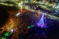 Miles de vecinos y vecinas disfrutaron del encendido del árbol navideño en Ushuaia