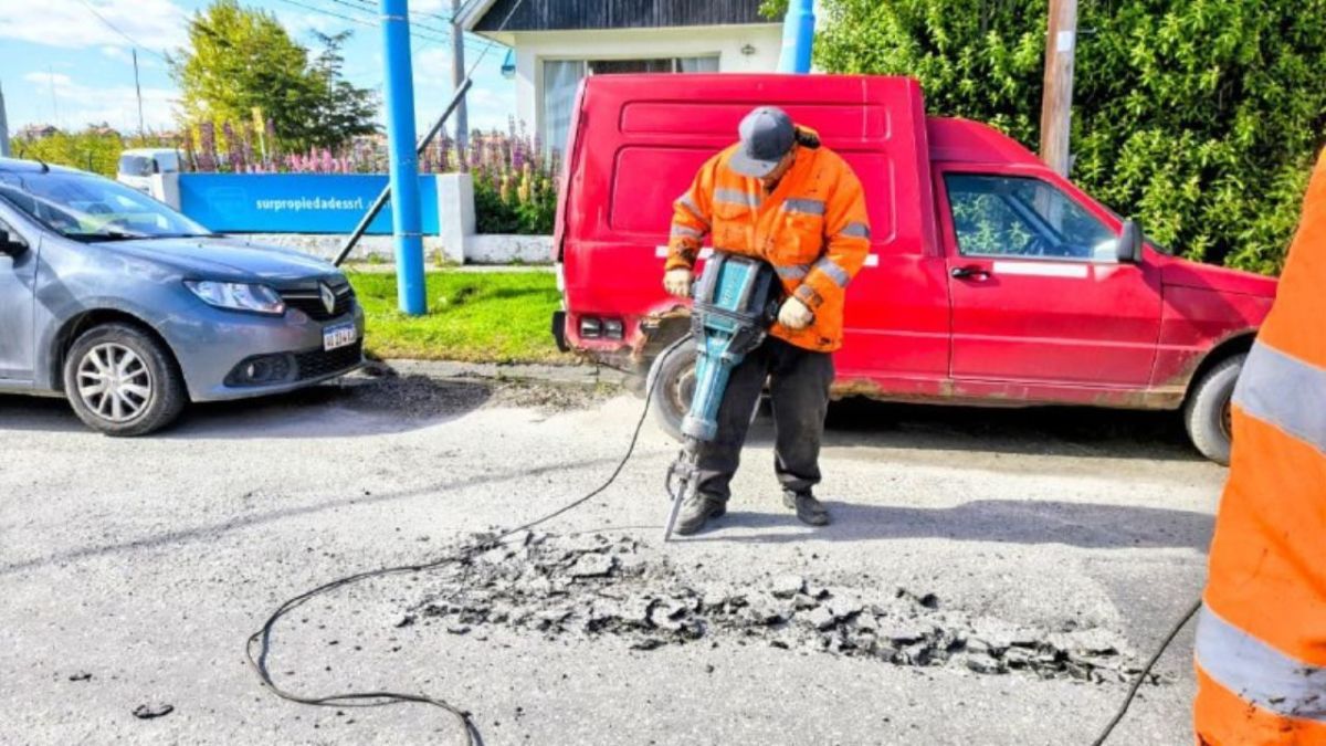 La Municipalidad de Ushuaia continúa con trabajos de bacheo y mantenimiento vial