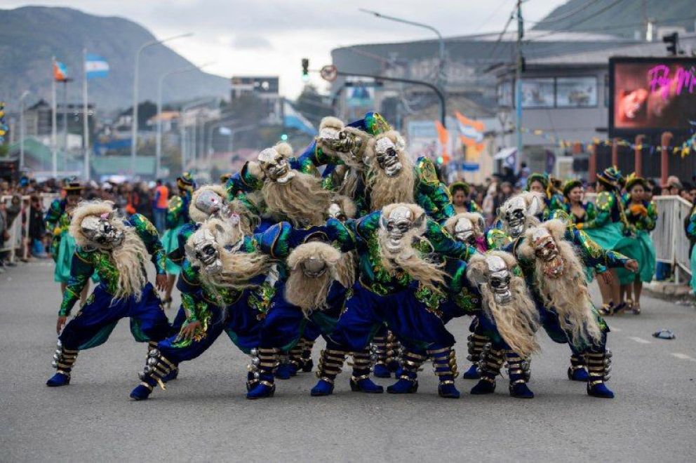 Miles de vecinos y vecinas participaron del primer día de los festejos del “Carnaval Central” Miles de vecinos y vecinas participaron del primer día de los festejos del “Carnaval Central”