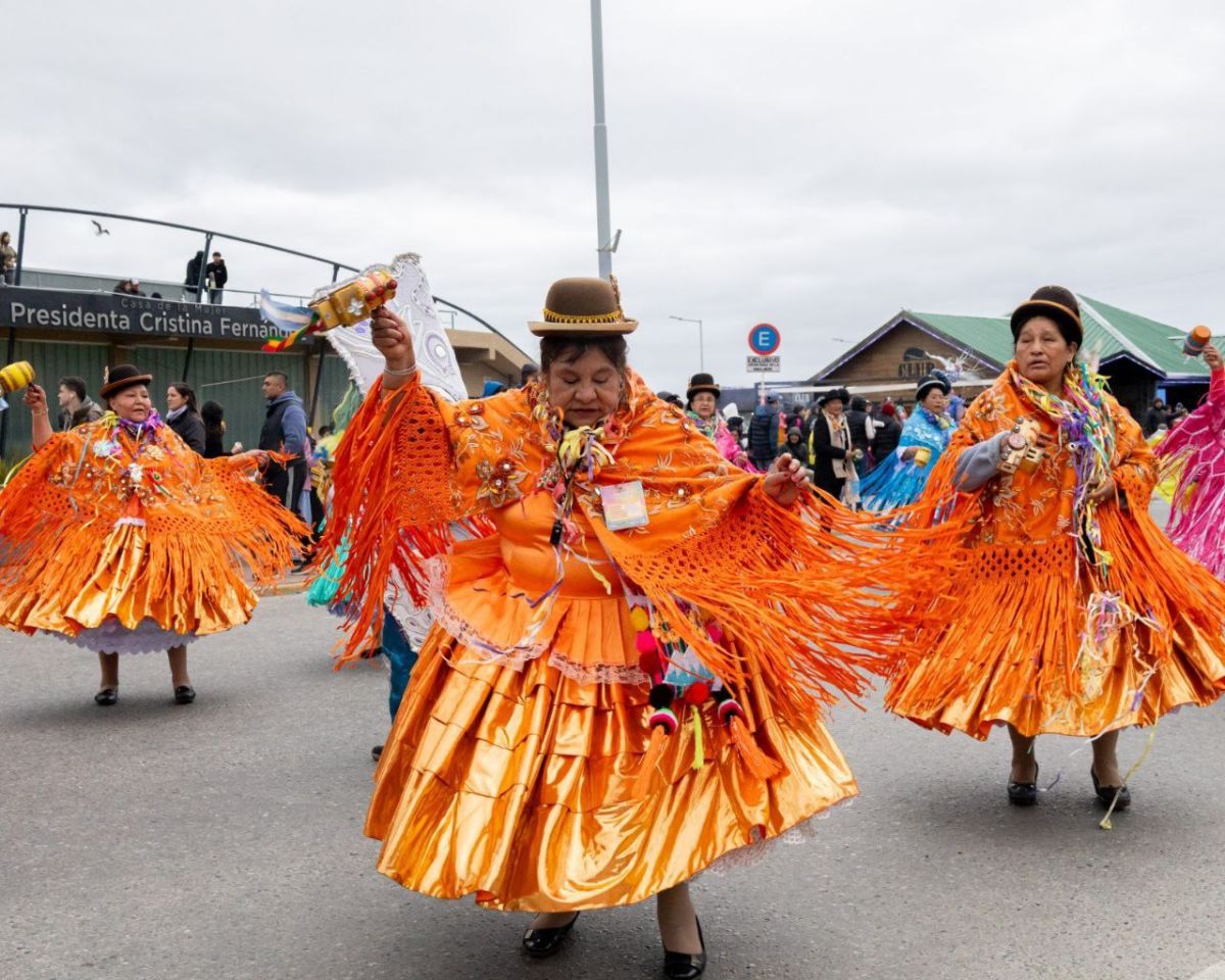 Miles de vecinos y vecinas participaron del primer día de los festejos del “Carnaval Central”