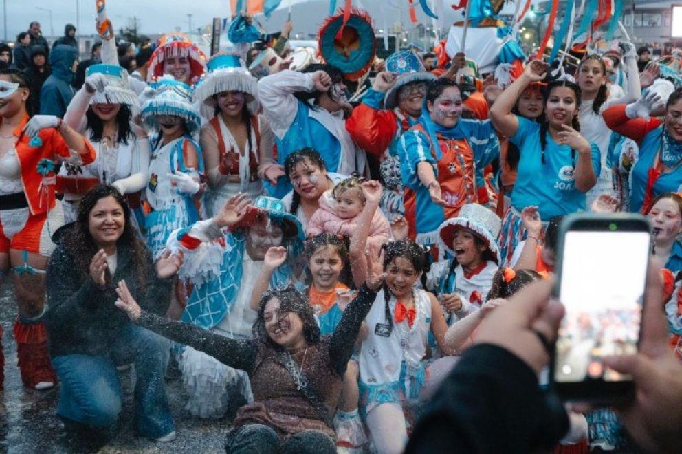 Miles de vecinos y vecinas participaron del primer día de los festejos del “Carnaval Central”