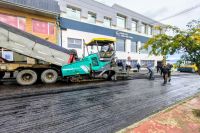 Avanzan los trabajos de asfaltado en las calles Rosas y 9 de Julio