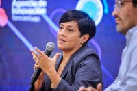 “La política tiene un dilema, que es transformarse o transformarse”