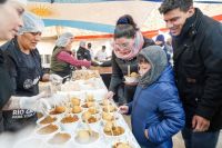 Miles de vecinos compartieron el almuerzo popular del 2 de abril