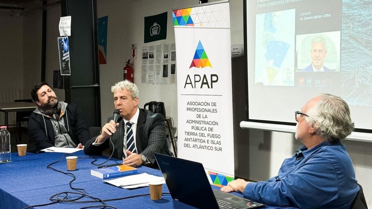 El Juez Löffler disertó en la charla “Miradas sobre la provincialización”