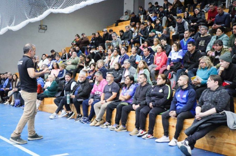 La secretaría de Deportes llevó adelante una capacitación sobre RCP y el uso del Desfibrilador Externo Automático