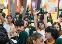 La Dirección de Juventudes presentó a estudiantes de la EPEIM el proyecto de reconstrucción de la Plaza Marina